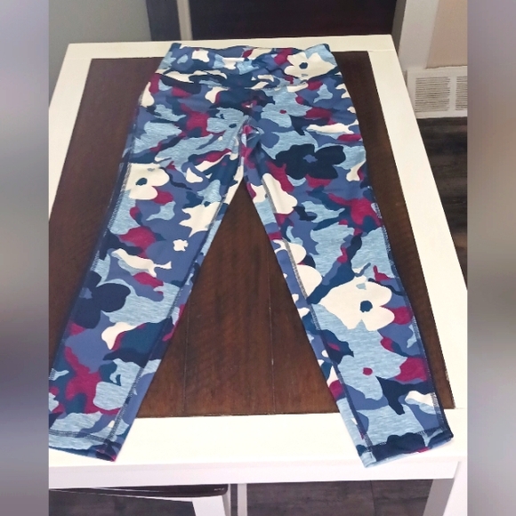 Like New! Old Navy Active Floral Print Capri Style Leggings! Medium!💙 - Picture 2 of 4